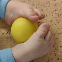 Kinderfüße mit Ball